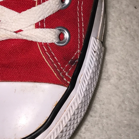 Red converse - Picture 3 of 4